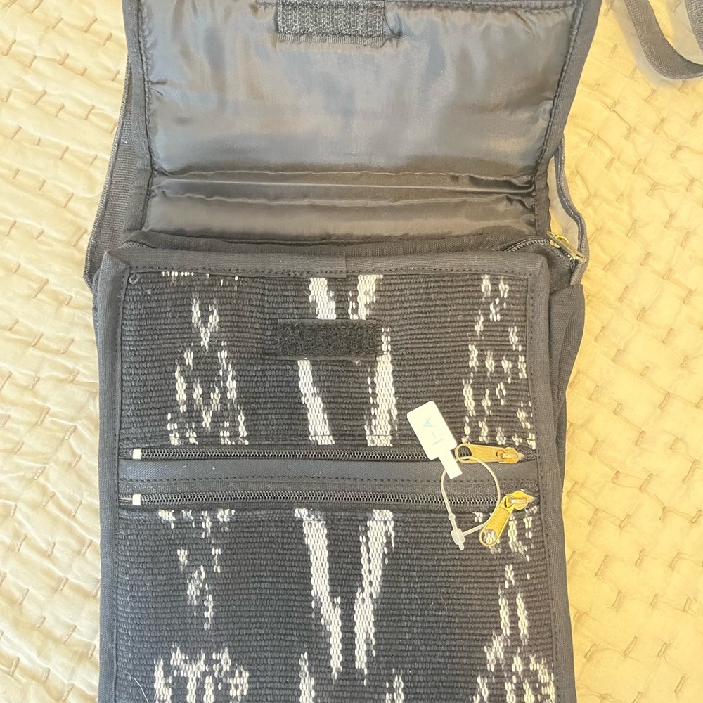 Printed black shoulder bag. A1